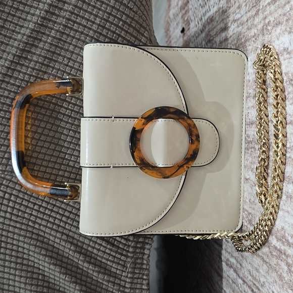 TOPSHOP Capri Buckle Crossbody Bag in Beige, Tortoise Shell Details, Gold Chain - Picture 11 of 16